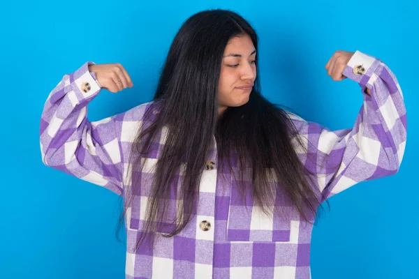 Mavi Arka Planda Ekose Gömlek Giyen Genç Latin Kadın Gururla — Stok fotoğraf