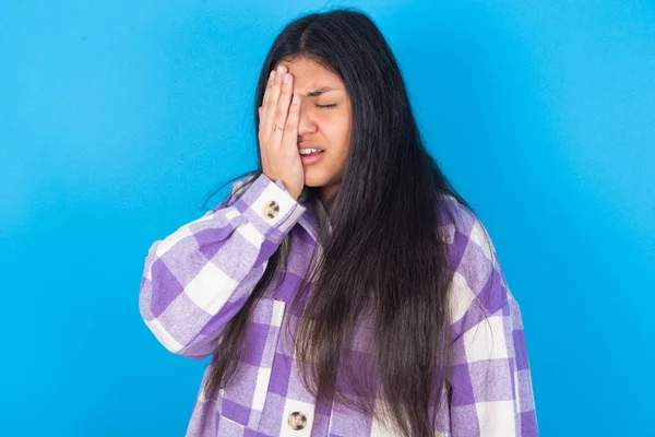 Mladá Latinská Žena Kostkované Košili Modrém Pozadí Zívající Unavená Zakrývající — Stock fotografie