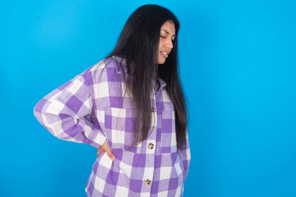Mavi Arka Planda Ekose Gömlek Giyen Genç Latin Kadın Sırt — Stok fotoğraf