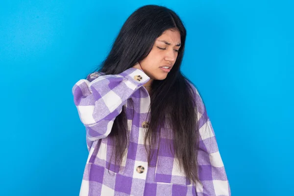 Joven Mujer Latina Usando Camisa Cuadros Sobre Fondo Azul Sufrimiento —  Fotos de Stock