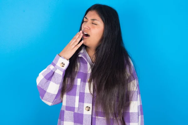 Mladá Latinská Žena Kostkované Košili Přes Modré Pozadí Unavený Zívání — Stock fotografie