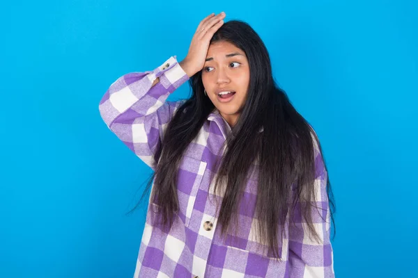 Mavi Arka Planda Ekose Tişört Giyen Genç Latin Bir Kadın — Stok fotoğraf