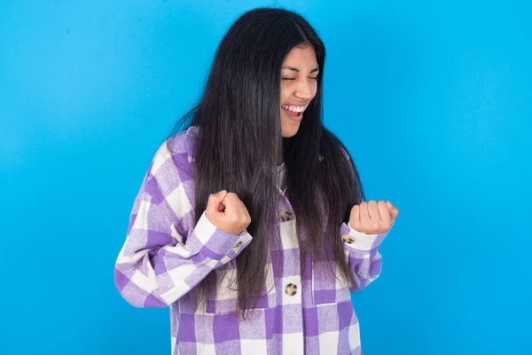 Young Latin Woman Wearing Plaid Shirt Blue Background Very Happy — Photo