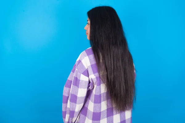 Die Rückseite Einer Jungen Lateinamerikanischen Frau Kariertem Hemd Vor Blauem — Stockfoto