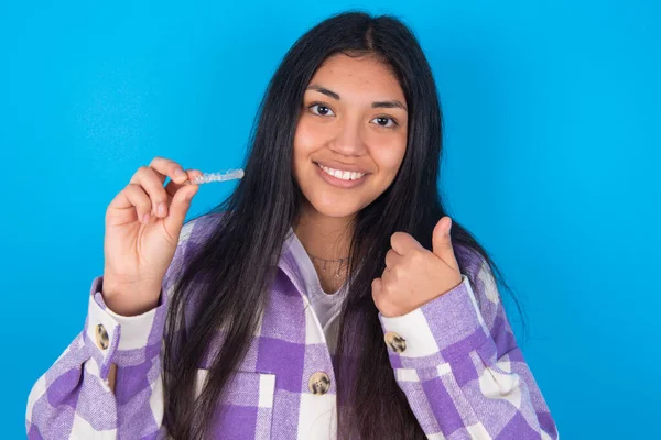 Mladá Latinská Žena Kostkované Košili Přes Modré Pozadí Drží Neviditelné — Stock fotografie
