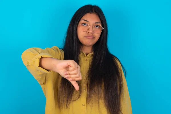 Young Latin Woman Wearing Yellow Shirt Blue Background Looking Unhappy — Stock Fotó