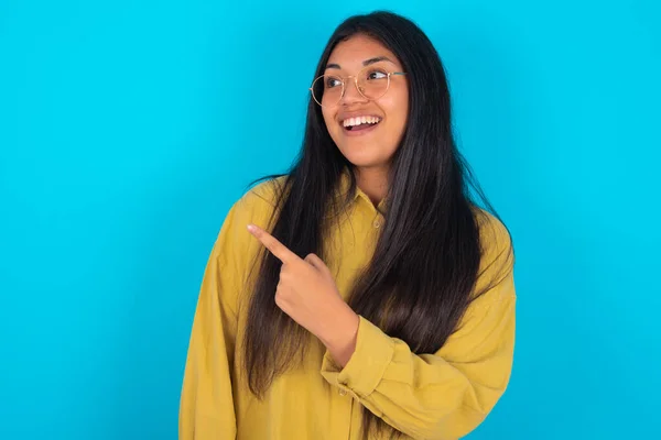Young Latin Woman Wearing Yellow Shirt Blue Background Glad Cheery — Fotografia de Stock