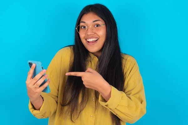 Portrait Cute Astonished Young Latin Woman Wearing Yellow Shirt Blue — Stock Fotó