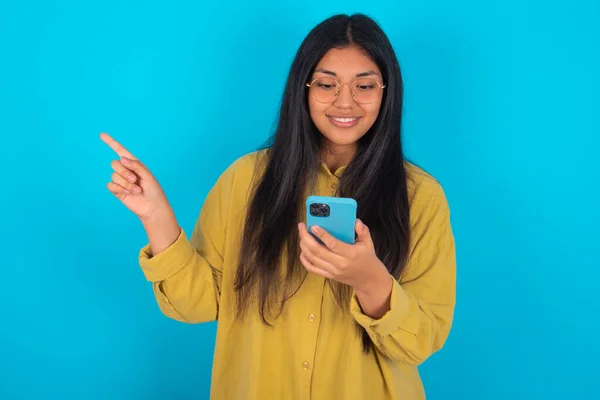 Mujer Latina Joven Sonriente Con Camisa Amarilla Sobre Fondo Azul —  Fotos de Stock
