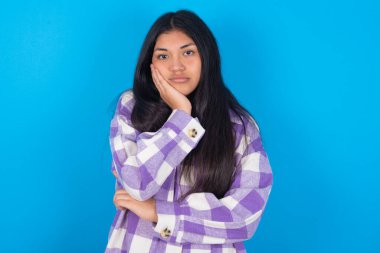 Çok sıkılmış MODEL el ele tutuşurken başka bir çapraz el ile desteklerken, yorgun ve hasta görünüyor,