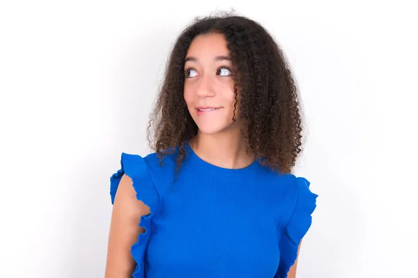 Niesamowite Nastolatek Dziewczyna Afro Fryzura Noszenie Niebieski Shirt Białym Tle — Zdjęcie stockowe