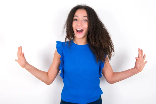Optymistyczna Nastolatka Afro Fryzury Noszenie Niebieskiej Koszulki Białym Tle Podnosi — Zdjęcie stockowe