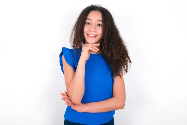 Optymistyczna Nastolatka Afro Fryzury Noszenie Niebieskiej Koszulki Białym Tle Trzyma — Zdjęcie stockowe