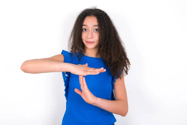 Nastolatka Afro Fryzury Noszenie Niebieskiej Koszulki Białym Tle Jest Zdenerwowany — Zdjęcie stockowe