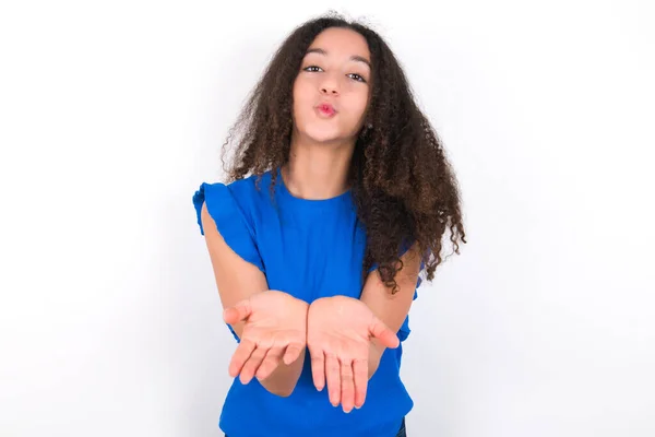 Menina Adolescente Com Penteado Afro Vestindo Camiseta Azul Sobre Fundo — Fotografia de Stock