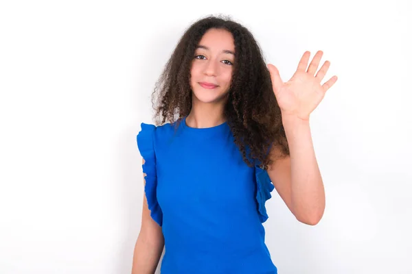 Nastolatka Afro Fryzury Noszenie Niebieskiej Koszulki Białym Tle Odstąpienie Mówiąc — Zdjęcie stockowe
