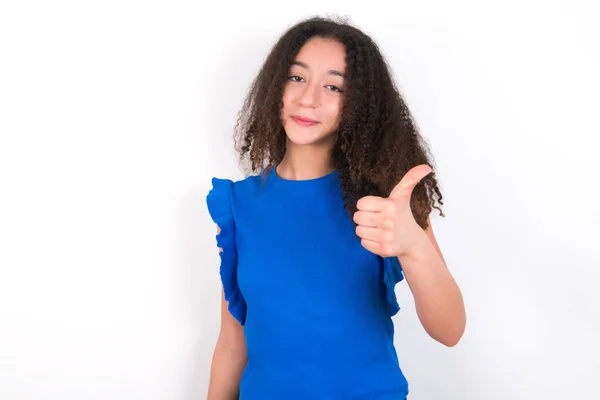 Chica Adolescente Con Peinado Afro Con Camiseta Azul Sobre Fondo —  Fotos de Stock