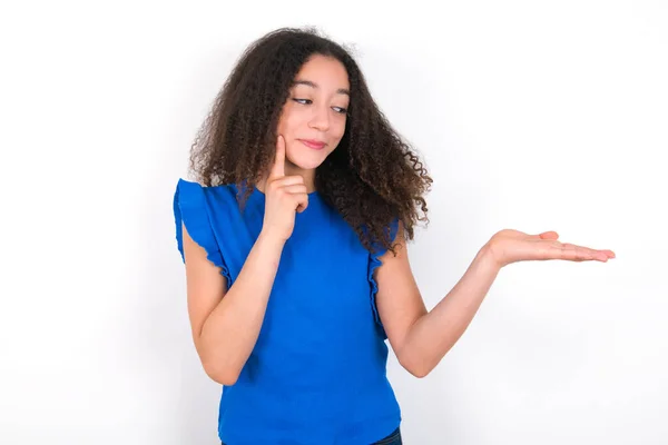Rolig Teenager Flicka Med Afro Frisyr Bär Blå Shirt Över — Stockfoto