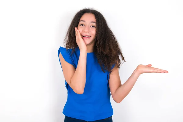 Crazy Adolescente Menina Com Penteado Afro Vestindo Azul Shirt Sobre — Fotografia de Stock