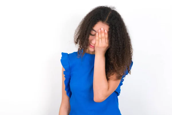 Unavený Přepracovaný Teenager Dívka Afro Účesem Nosit Modré Tričko Přes — Stock fotografie