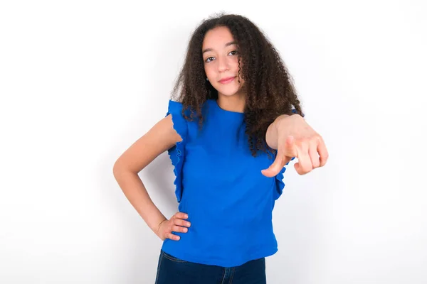 Nastolatka Afro Fryzury Noszenie Niebieskiej Koszulki Białym Tle Wskazując Aparat — Zdjęcie stockowe