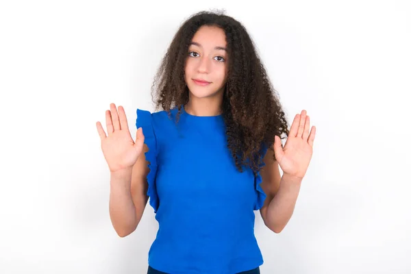 Adolescente Sérieuse Avec Une Coiffure Afro Portant Shirt Bleu Sur — Photo