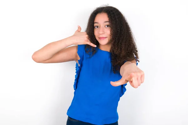 Nastolatka Afro Fryzury Noszenie Niebieskiej Koszulki Białym Tle Uśmiecha Się — Zdjęcie stockowe
