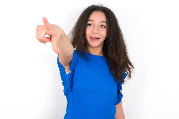 Ragazza Adolescente Con Acconciatura Afro Indossa Blu Shirt Sfondo Bianco — Foto Stock