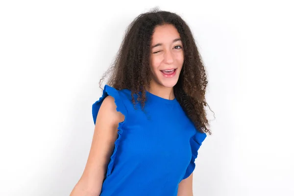 Menina Adolescente Com Penteado Afro Vestindo Camiseta Azul Sobre Fundo — Fotografia de Stock