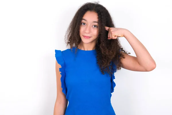 Nastolatka Afro Fryzury Noszenie Niebieskiej Koszulki Białym Tle Próbuje Zapamiętać — Zdjęcie stockowe