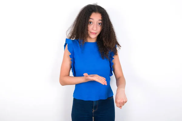 Adolescente Avec Une Coiffure Afro Portant Shirt Bleu Sur Fond — Photo