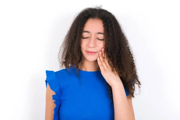 Chica Adolescente Con Peinado Afro Con Camiseta Azul Sobre Fondo — Foto de Stock