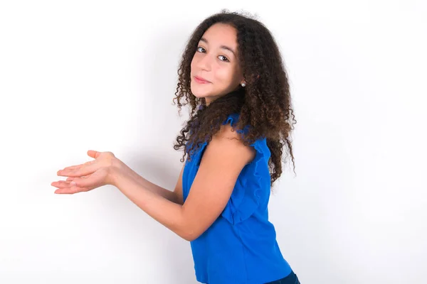 Nastolatka Fryzurą Afro Niebieskim Shircie Białym Tle Wskazując Dłońmi Otwarte — Zdjęcie stockowe