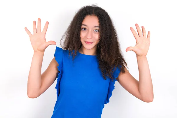 Nastolatka Afro Fryzury Noszenie Niebieskiej Koszulki Białym Tle Pokazując Wskazując — Zdjęcie stockowe