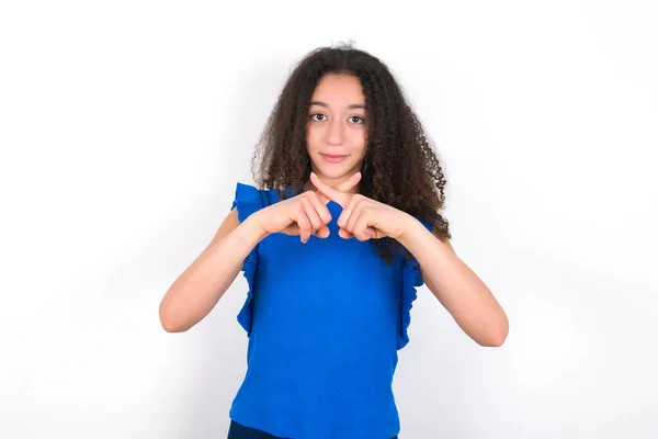 Adolescente Menina Com Penteado Afro Vestindo Azul Shirt Sobre Fundo — Fotografia de Stock