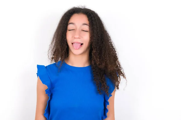 Nastolatka Afro Fryzury Noszenie Niebieskiej Koszulki Białym Tle Wystające Język — Zdjęcie stockowe