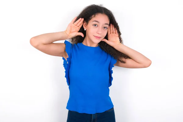 Beyaz Arka Plan Üzerinde Mavi Tişört Giyen Afro Saçlı Genç — Stok fotoğraf