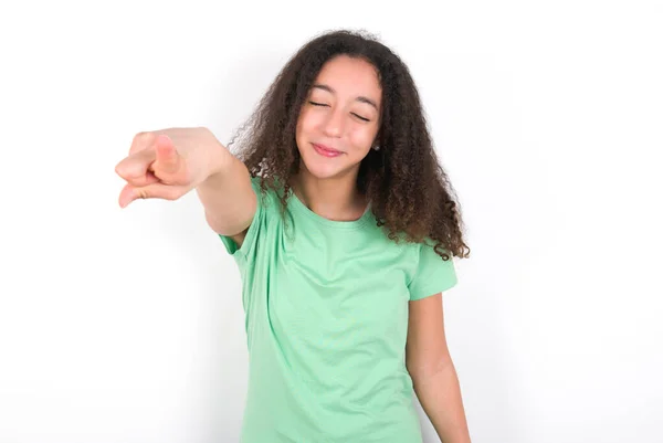 Nastolatka Afro Fryzura Noszenie Zielony Shirt Białym Tle Wskazując Niezadowolony — Zdjęcie stockowe