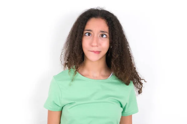 Teenager Girl Afro Hairstyle Wearing White Shirt Green Background Making — ストック写真