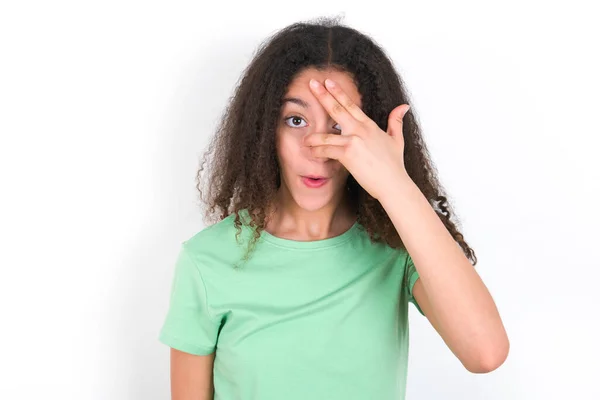 Teenager Girl Afro Hairstyle Wearing White Shirt Green Background Peeking — 스톡 사진