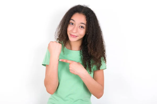 Teenager Girl Afro Hairstyle Wearing White Shirt Green Background Hurry — Fotografia de Stock