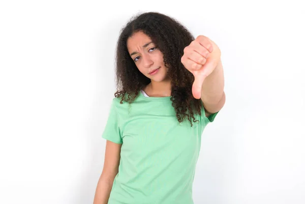 Teenager Girl Afro Hairstyle Wearing White Shirt Green Background Feeling — Stockfoto