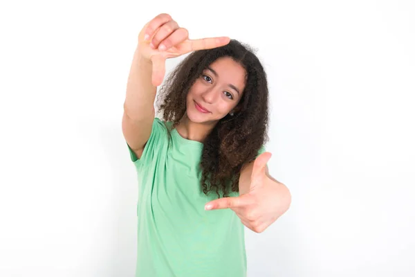 Teenager Girl Afro Hairstyle Wearing White Shirt Green Background Making — Fotografia de Stock