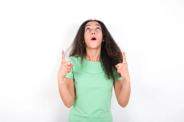 Afro Saçlı Genç Kız Yeşil Arka Planda Beyaz Tişört Giyiyor — Stok fotoğraf