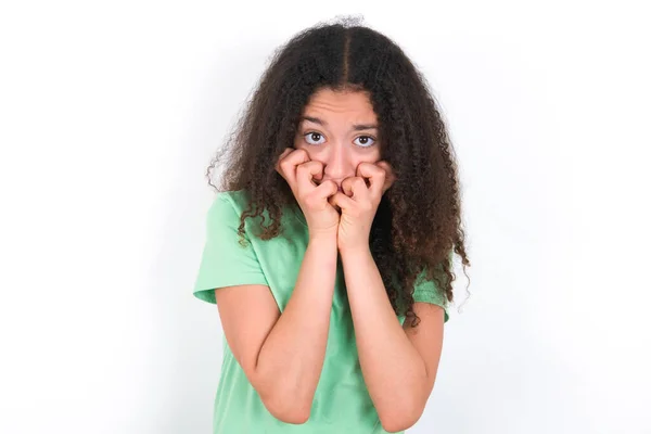 Fearful Teenager Girl Afro Hairstyle Wearing White Shirt Green Background — Stockfoto