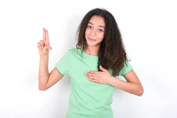 Teenager Girl Afro Hairstyle Wearing White Shirt Green Background Smiling — Stockfoto