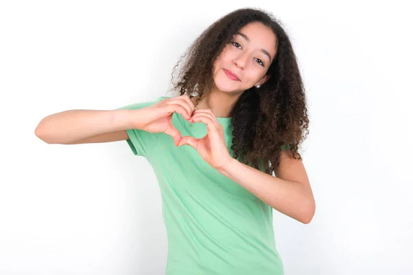 Teenager Girl Afro Hairstyle Wearing White Shirt Green Background Smiling — 图库照片