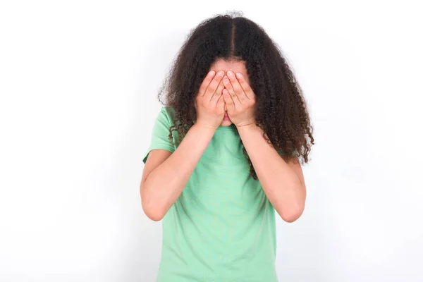 Teenager Girl Afro Hairstyle Wearing White Shirt Green Background Covering — 스톡 사진