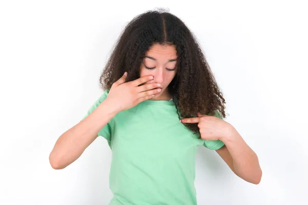 Shocked Teenager Girl Afro Hairstyle Wearing White Shirt Green Background — 图库照片