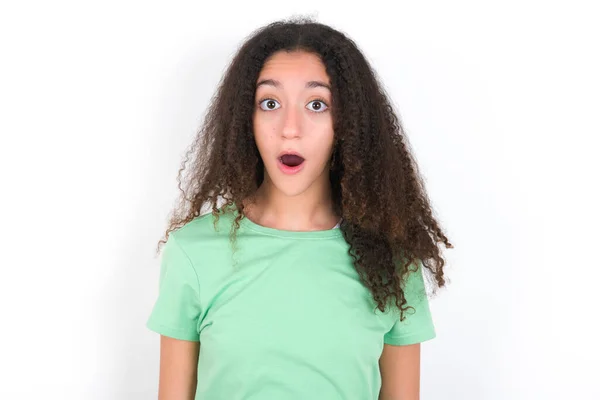 God Surprised Teenager Girl Afro Hairstyle Wearing White Shirt Green — Fotografia de Stock